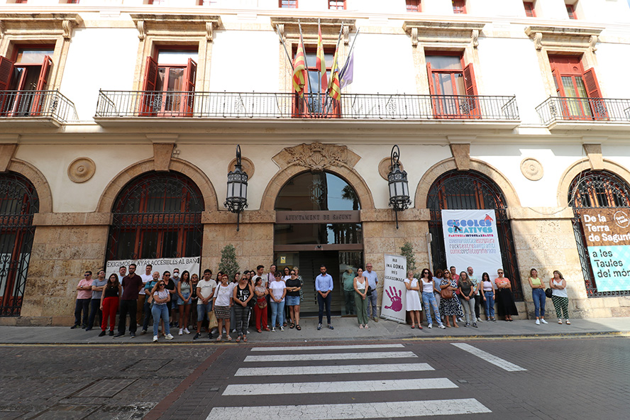 Sagunt guarda un minut de silenci en senyal de condemna i repulsa pels assassinats masclistes a Girona i Granada