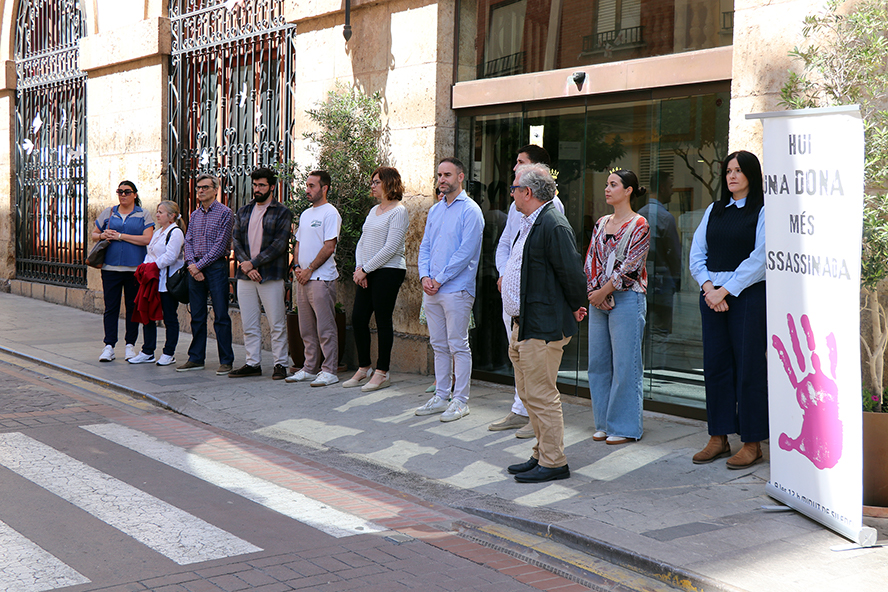 Silencio a las puertas de los edificios municipales por el presunto asesinato machista perpetrado en Madrid