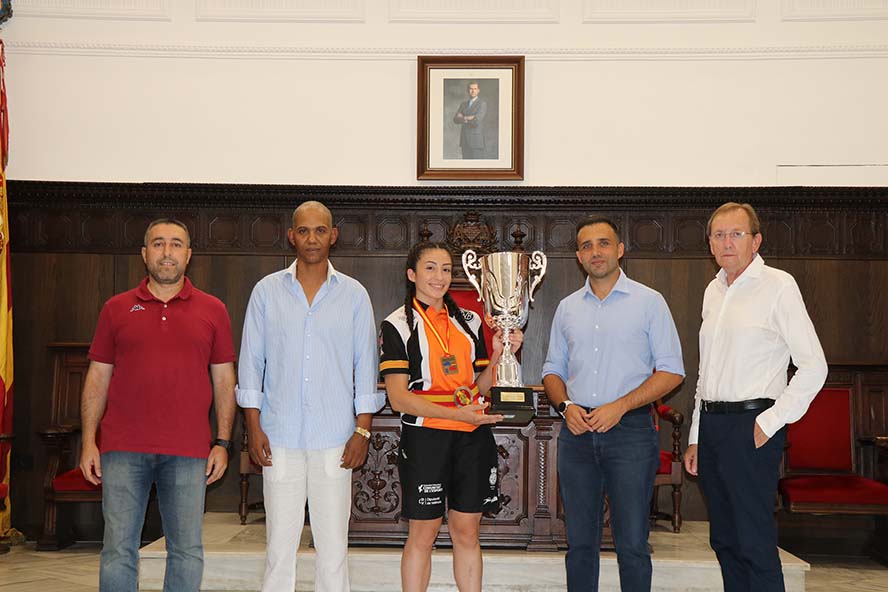 L'Ajuntament de Sagunt rep la boxadora Clara López pel seu or en el Campionat d'Espanya