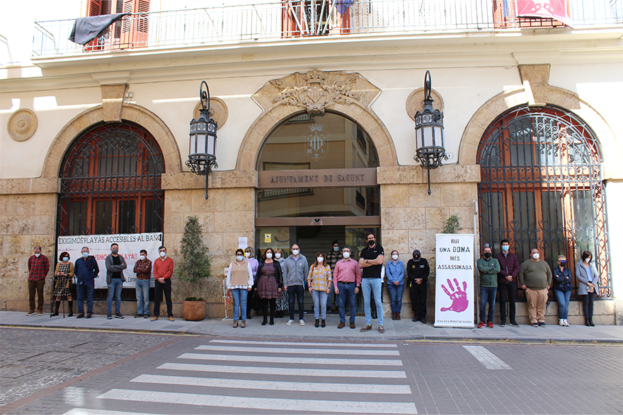 Sagunt guarda un minut de silenci en senyal de condemna i repulsa pel presumpte assassinat masclista perpetrat a Toledo