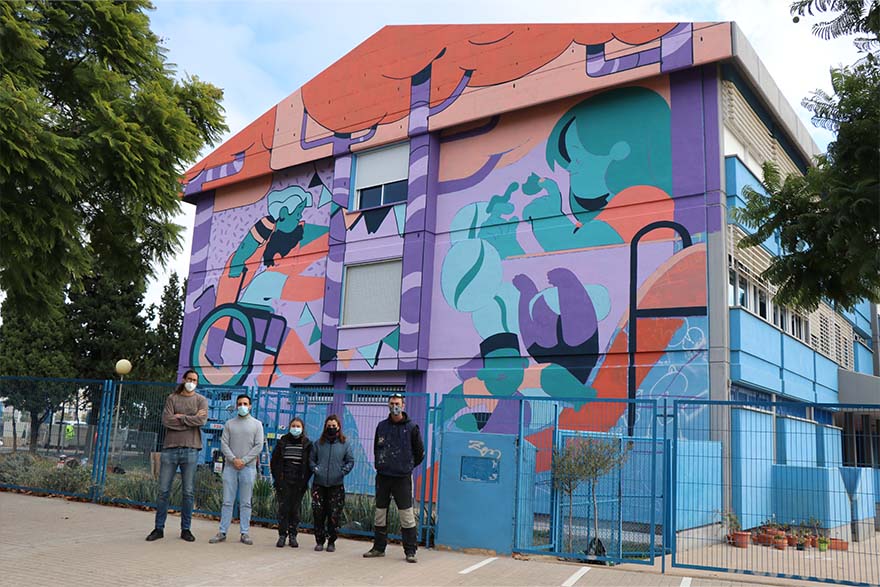 Continua el Festival Més que Murs amb el mural de l'artista Galleta María en la façana del CEIP Ausiàs March de Sagunt
