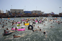 L’acalde lliura els premis de la travessia nadada al II Concurs de les Cucanyes Marítimes