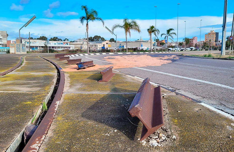 La Policia Local localitza la conductora que va col·lidir en la rotonda del conjunt monumental del Forn Alt del Port de Sagunt