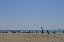 Una xiqueta de 4 mesos és atesa en la platja de Port de Sagunt per una parada respiratòria