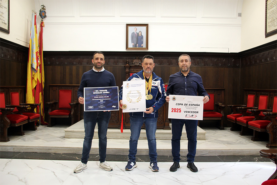 Plácido Berzosa recibe la felicitación del Ayuntamiento de Sagunto por los éxitos cosechados el pasado año en motociclismo
