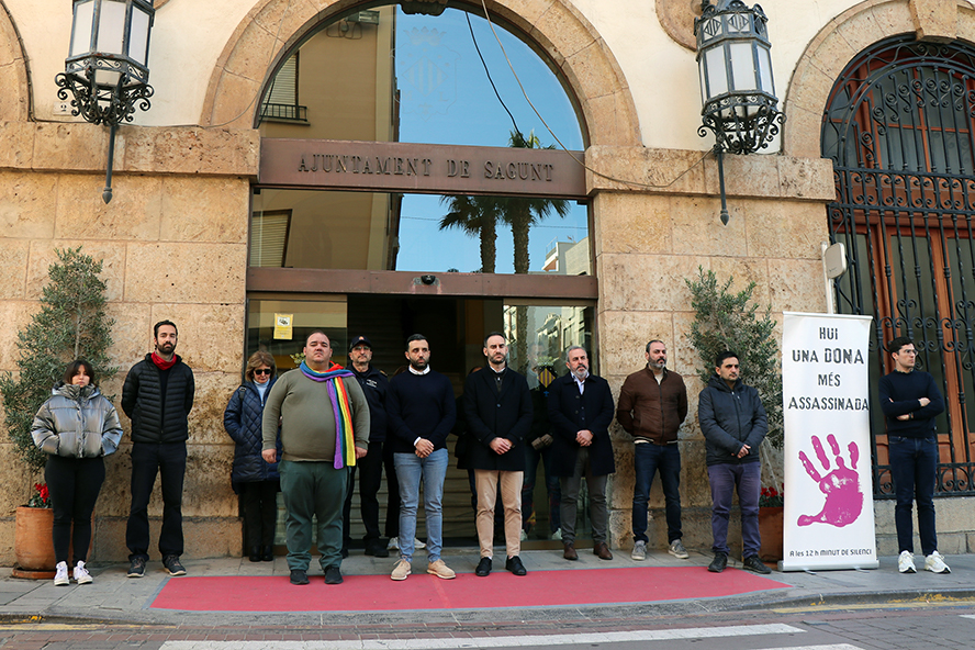 Silenci a les portes dels edificis municipals pel presumpte assassinat masclista perpetrat a Astúries