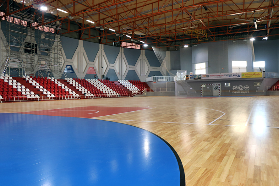 Acabada la instal·lació del nou parquet en el Pavelló del Poliesportiu Municipal (Ovni)