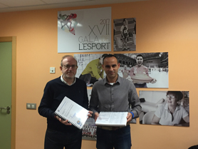 El poliesportiu municipal 'internuclis' acull l’entrega de recollida de firmes per a sol·licitar la construcció d’una piscina olímpica coberta pública 