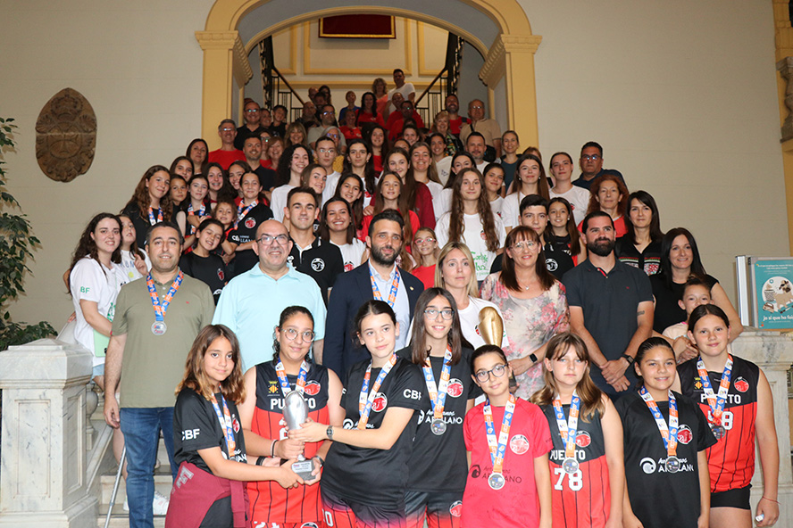 L'Ajuntament de Sagunt rep el CB Femenino Puerto de Sagunto pels seus últims èxits