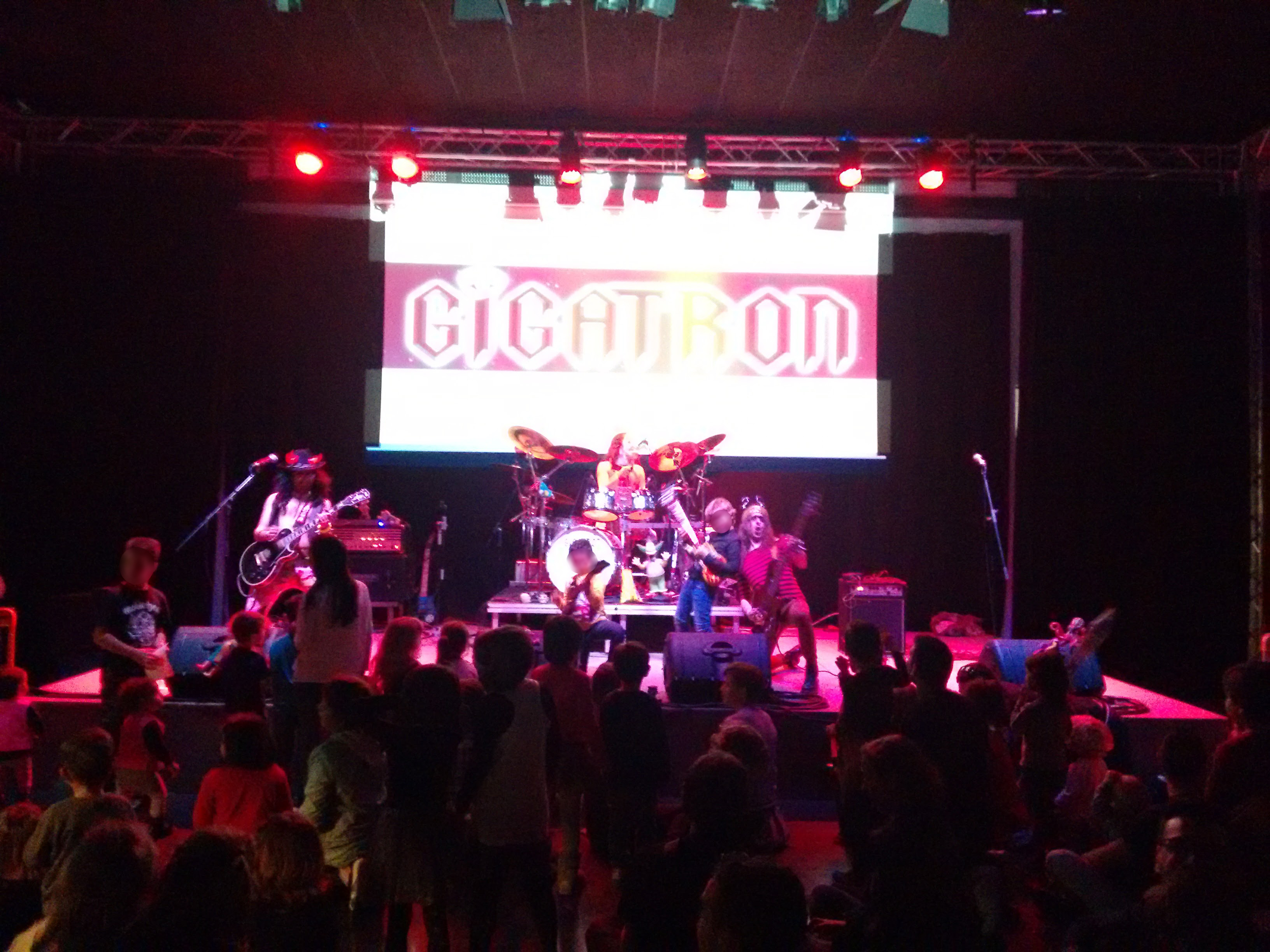 Èxit del concert infantil de heavy metal Gigatrín