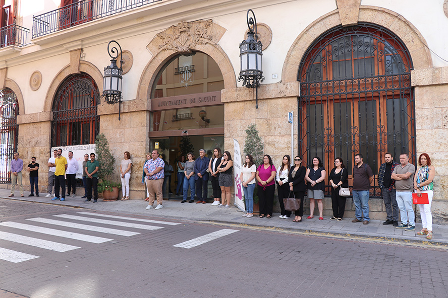 Sagunt guarda un minut de silenci en senyal de condemna i repulsa pel presumpte assassinat masclista a Benalmádena