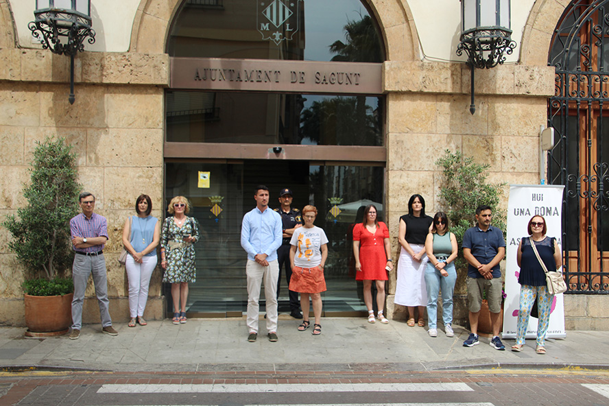 Silenci a les portes dels edificis municipals pel presumpte assassinat masclista perpetrat a Marbella