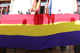 La bandera republicana ha sigut desplegada, durant uns minuts, en l'Ajuntament de Sagunt i en la Tinència d'Alcaldia per a commemorar el 14 d'Abril