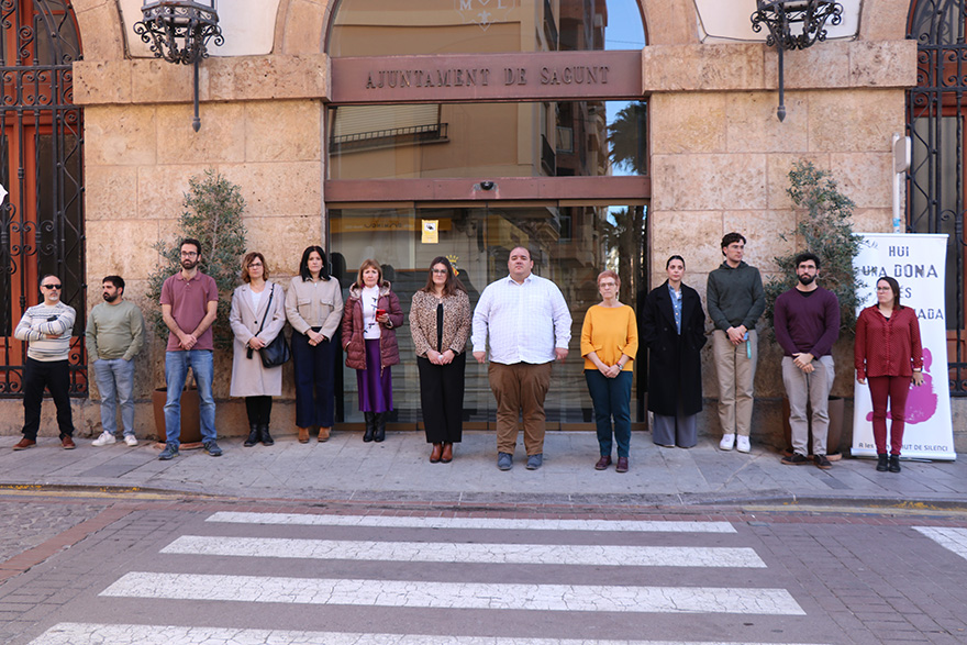 Silenci a les portes dels edificis municipals pel presumpte assassinat masclista perpetrat a Benicàssim