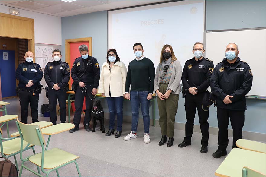 La Policia Local de Sagunt presenta en l'IES Camp de Morvedre el projecte de prevenció de consum d'estupefaents i la Unitat Canina