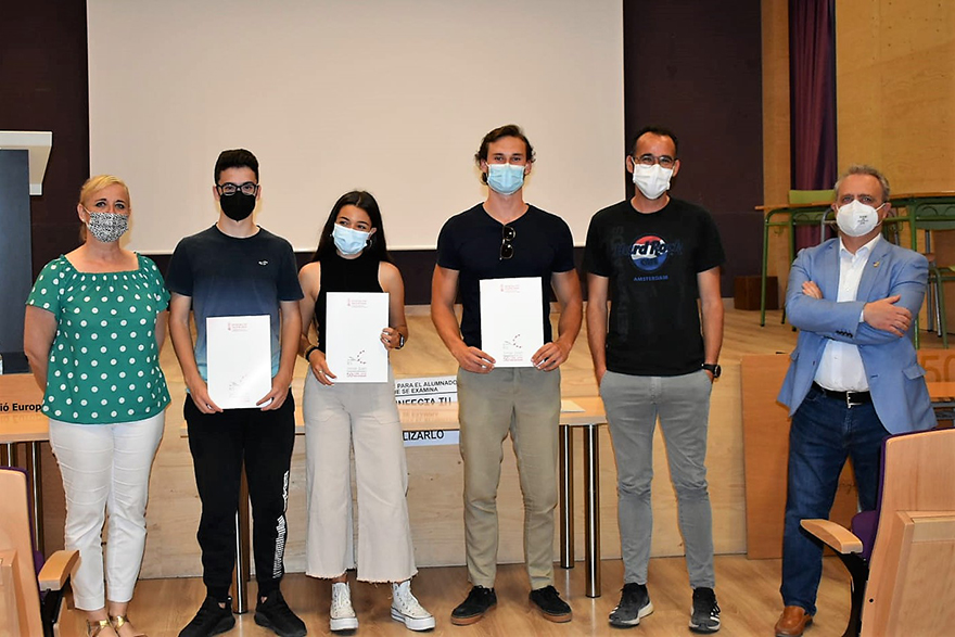 L'IES Jorge Juan lliura el document de Mobilitat Europass a quatre membres de l'alumnat del centre