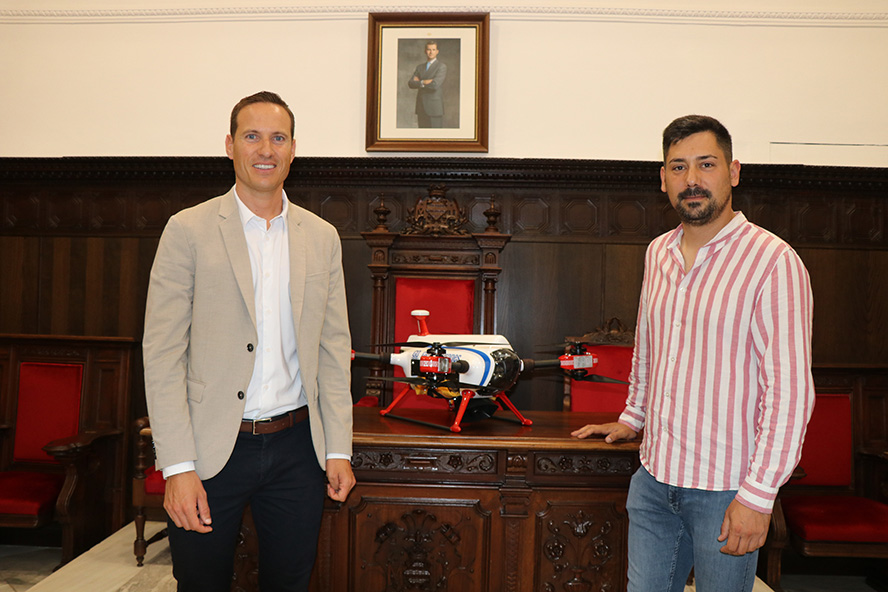 La regidoria de Platges presenta el servici de dron que vigila la costa saguntina este estiu