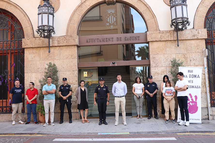 Sagunt guarda un minut de silenci pel presumpte assassinat masclista ocorregut a Bilbao