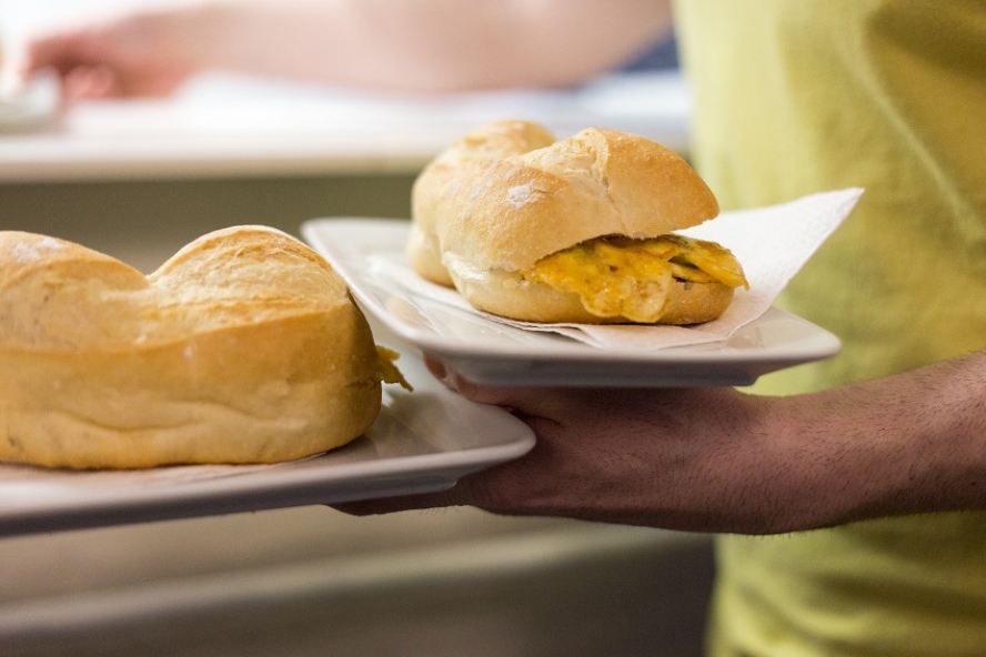 La tradició del Dijous de berenar torna a Sagunt amb les populars pataquetes