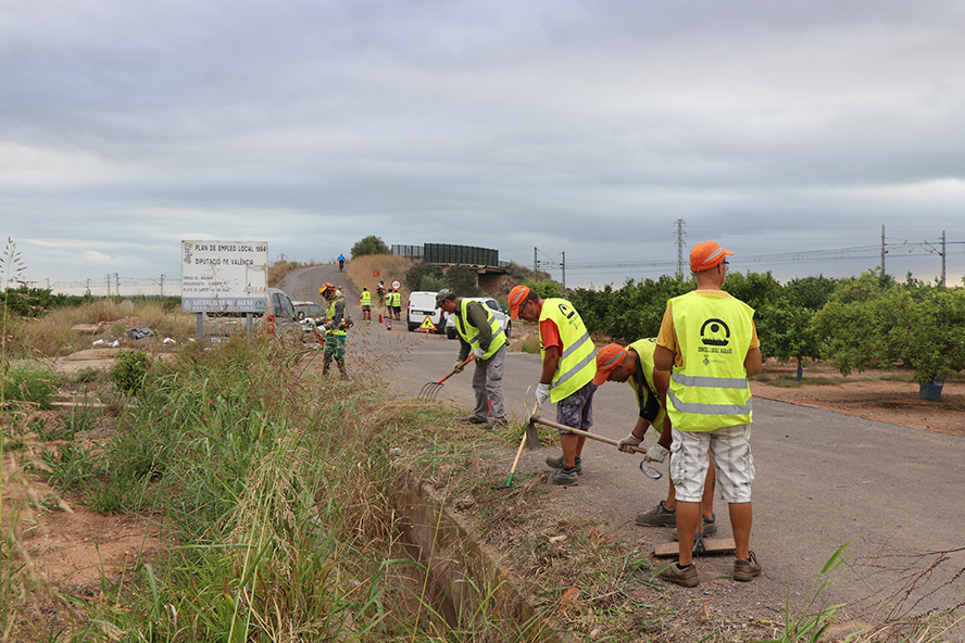 Les brigades contractades durant l'estiu per al manteniment rural treballen en zones agrícoles