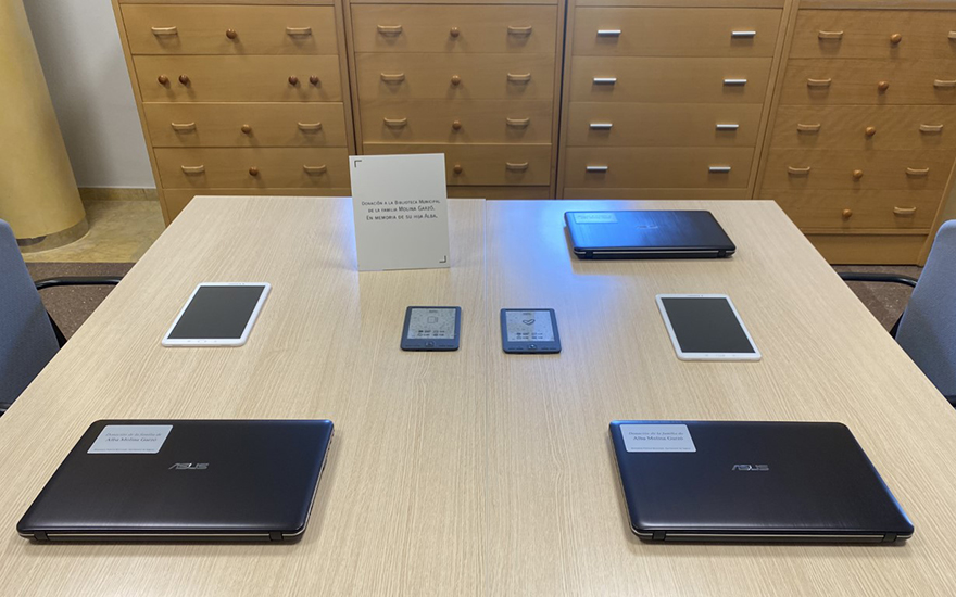 La biblioteca del Centre Cívic ja compta amb una 'ciberteca' dedicada a la memòria d'Alba Molina Garzó