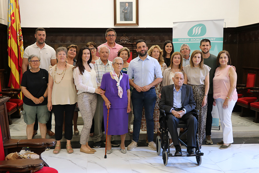 El Consistori homenatja les dos persones centenàries d'enguany en la XX Setmana Cultural de les Persones Majors de Sagunt