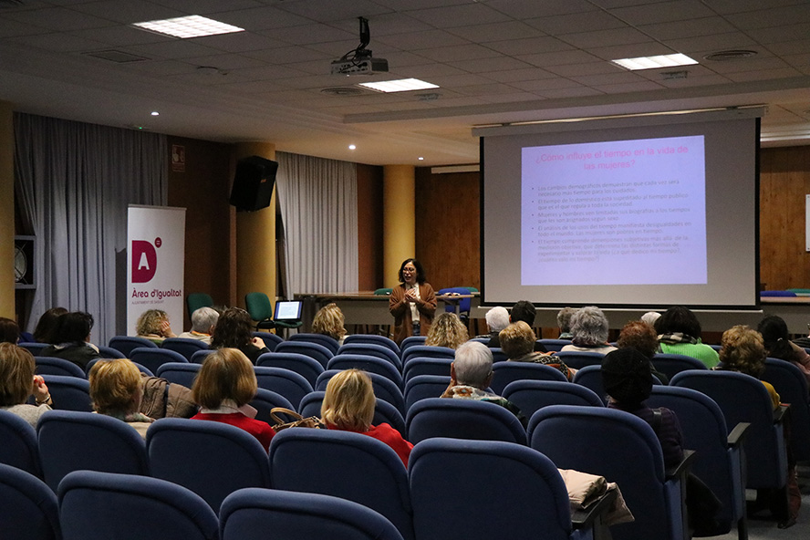 La programació del 8M ha començat amb dues xarrades sobre salut mental en l'adolescència i reflexions entorn de les dones