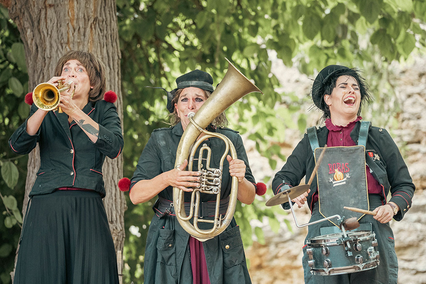 El circ valencià pren els carrers, les places i la platja en la 42 edició de Sagunt a Escena