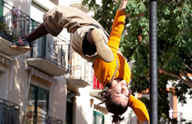 Serena Vione representa ‘Iter’ en la pujada del Castell