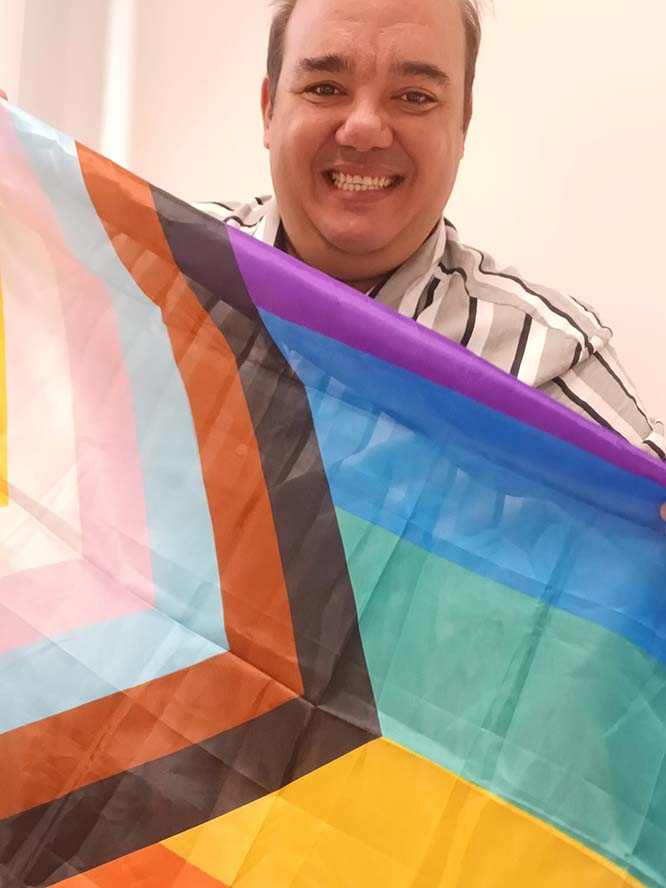 El regidor de Polítiques LGTBIQ+, Raúl Palmero, anima la ciutadania a participar en la primera cavalcada de l'Orgull de Sagunt