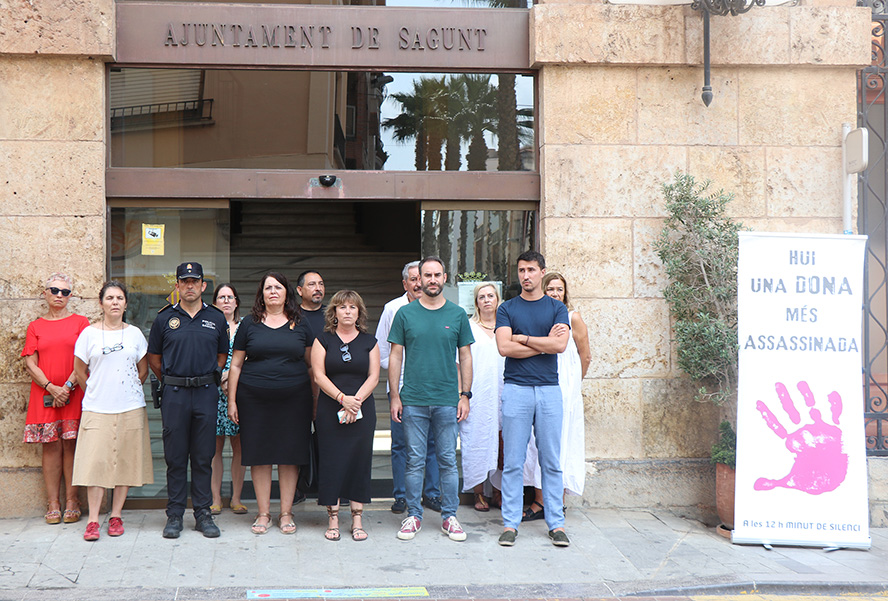 Sagunt guarda un minut de silenci pels presumptes assassinats masclistes ocorreguts a Barcelona i Toledo