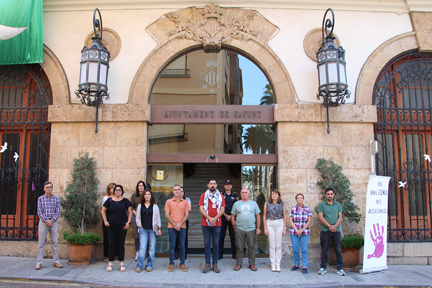 Silenci a les portes dels edificis municipals pel presumpte assassinat masclista perpetrat a Sevilla