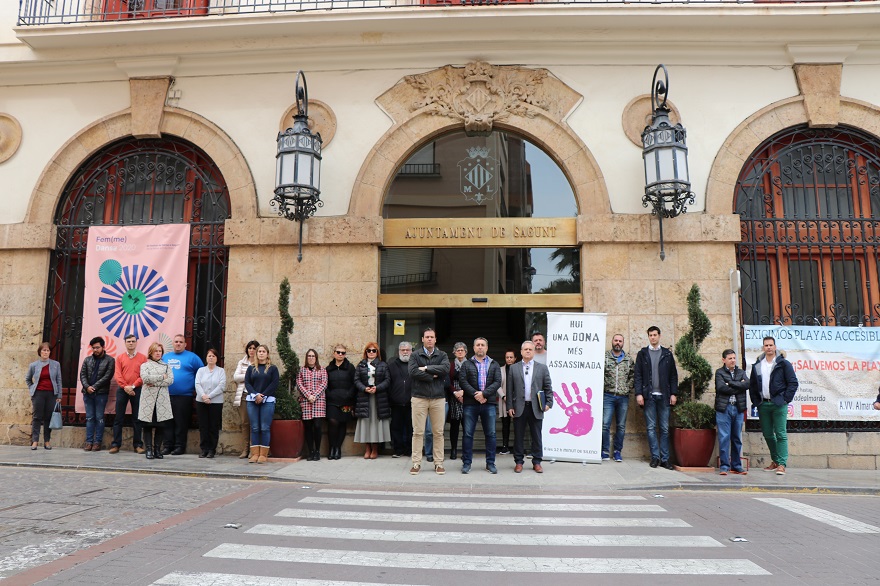 Sagunt guarda un minut de silenci en senyal de condemna i repulsa pel presumpte assassinat masclista ocorregut a Vilanova de Castelló