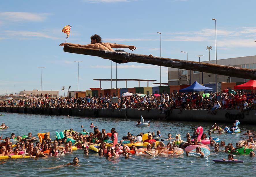 Les Festes Patronals del Port de Sagunt acaben amb unes tradicionals cucanyes que congreguen milers de persones