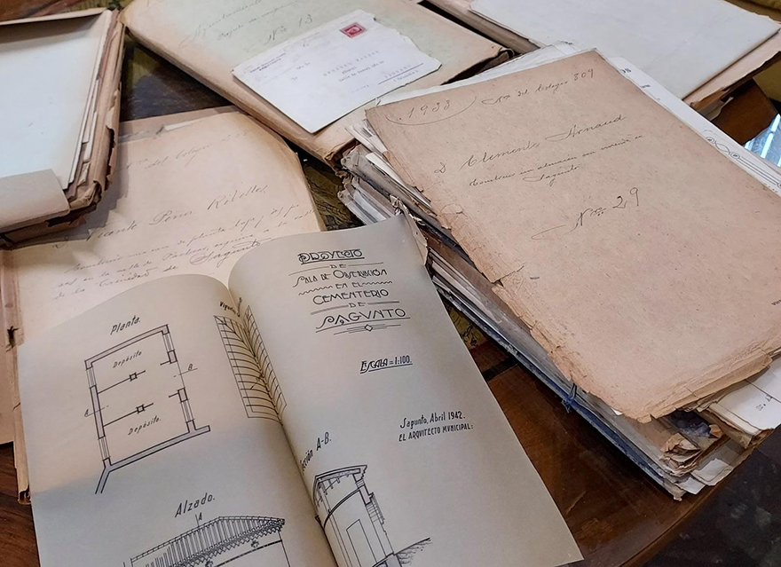 L'Ajuntament rep la donació d'unes carpetes amb documentació històrica sobre el municipi pertanyents a l'arquitecte Ángel Romaní