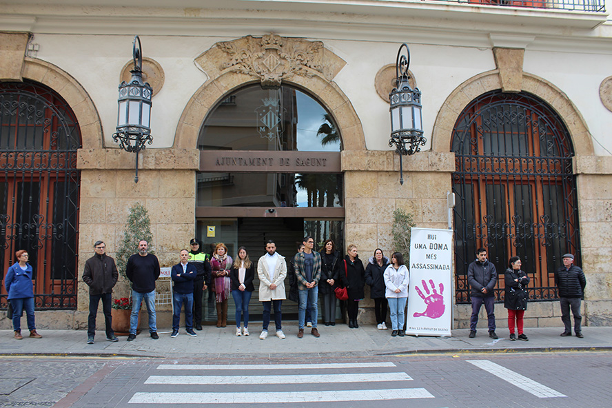 Sagunt guarda un minut de silenci en senyal de condemna i repulsa pels presumptes assassinats masclistes a Ciudad Real i Girona