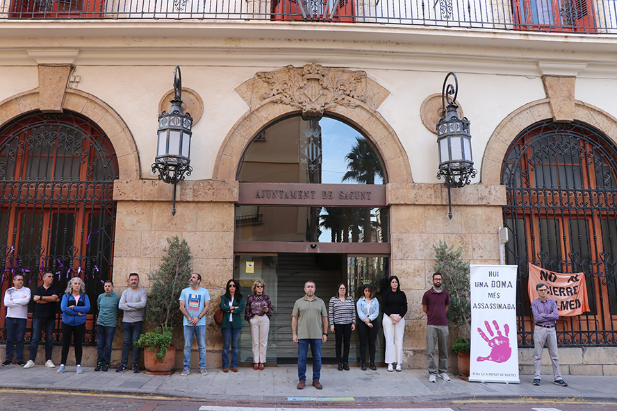 Silenci a les portes dels edificis municipals pel presumpte assassinat masclista ocorregut a Almeria