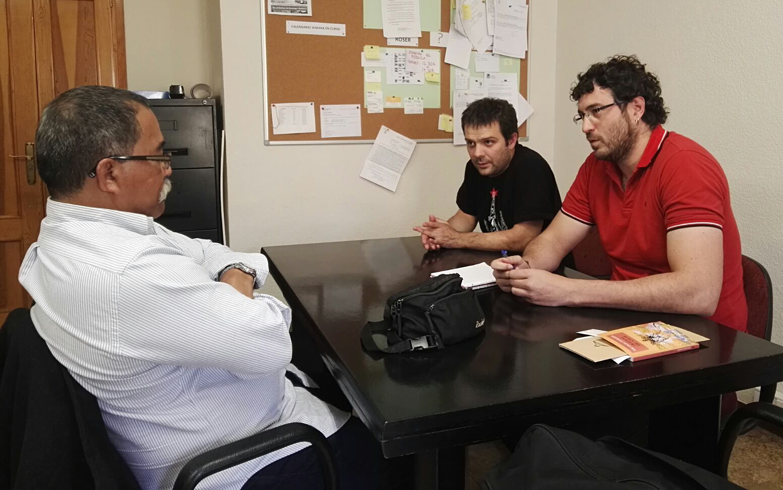 El president de la fundació cubana Nicolás Guillén es reuneix amb el regidor de Cooperació per a presentar-li els seus projectes socioculturals