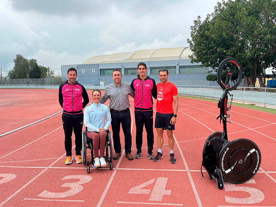 La paratriatleta i medallista olímpica Eva Moral entrena en les instal·lacions municipals
