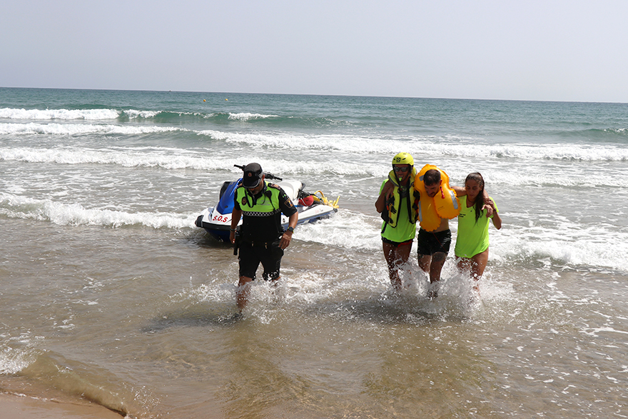 El servici de socorrisme i la Policia Local de platges realitzen un simulacre de salvament a la platja del Port de Sagunt