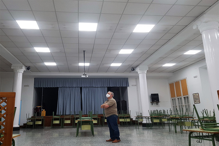 Finalitzen els treballs de millora de la il·luminació del CEIP Cronista Chabret