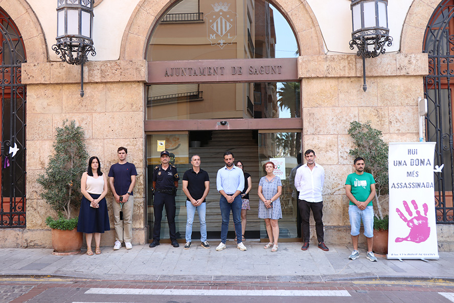Silenci a les portes dels edificis municipals pel presumpte assassinat masclista perpetrat a Múrcia