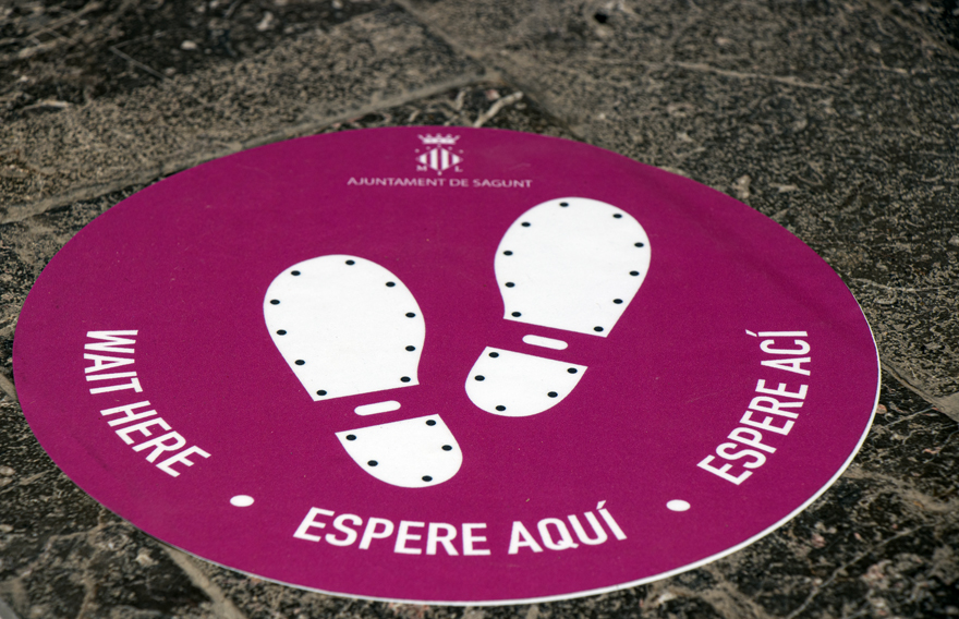 L'Ajuntament de Sagunt col·loca uns vinils en establiments locals per a controlar l'aforament i assegurar la distància interpersonal de seguretat