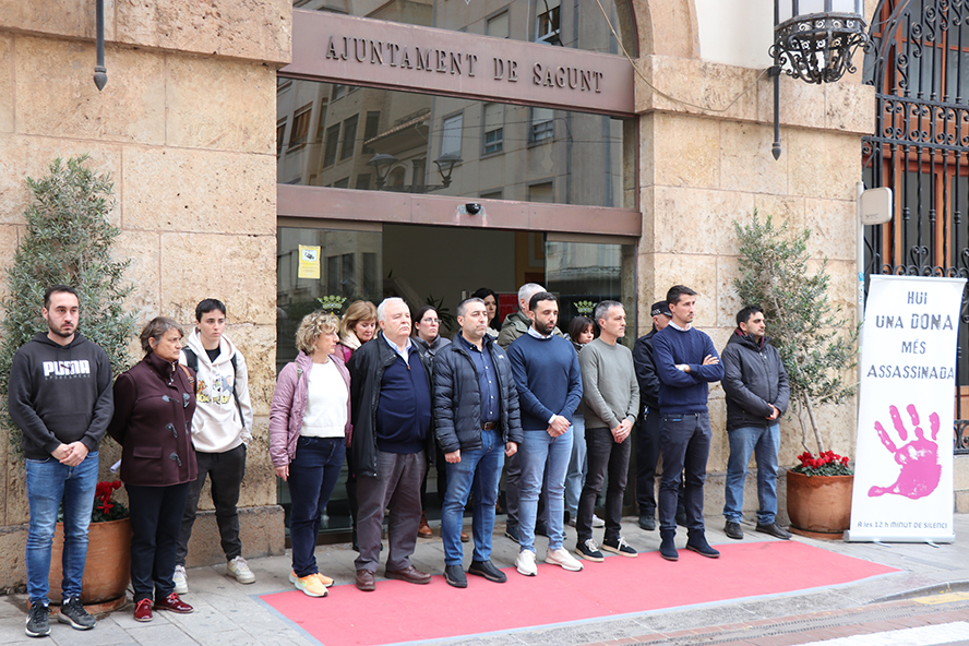 Silenci a les portes dels edificis municipals pel presumpte assassinat masclista perpetrat a Màlaga