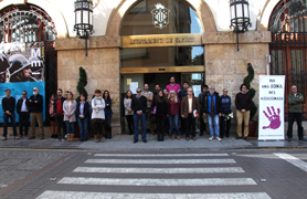 Sagunt guarda un minut de silenci pels presumptes assassinats masclistes ocorreguts a Valga, Estepona i Ciudad Lineal