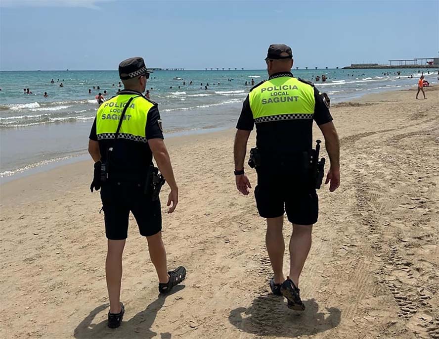 La Policia Local de Sagunt deté un individu després de furtar les pertinences de diversos banyistes i tirar-les a l'aigua
