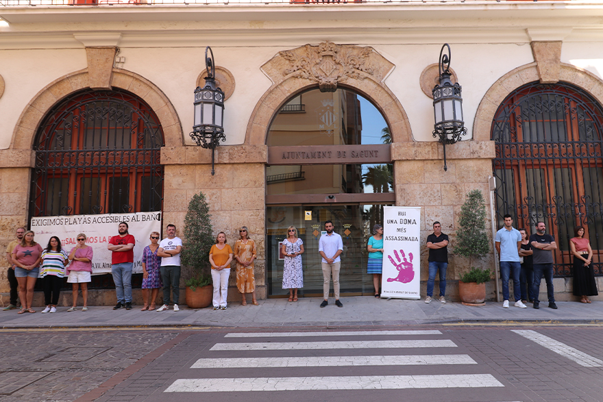 Sagunt guarda un minut de silenci en senyal de condemna i repulsa pel presumpte assassinat masclista perpetrat a Escatrón ( Saragossa)