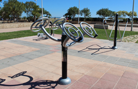 Manteniment instal·la dos nous espais de jocs saludables en el passeig marítim 