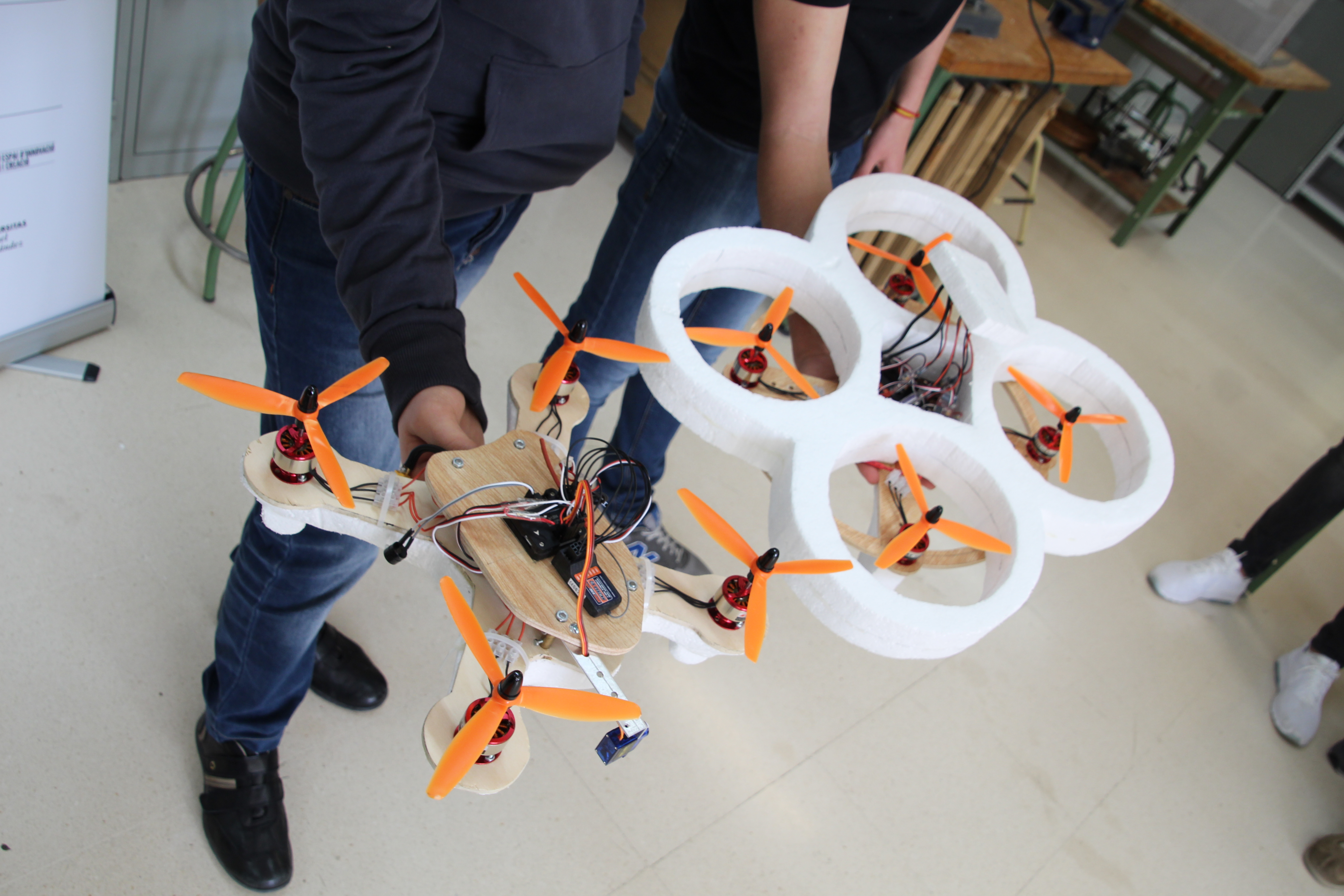 Tres instituts de Sagunt presenten els seus projectes d'accions socials amb drons per a la Fira Aèria