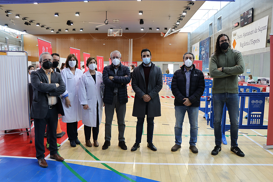 Comencen les vacunacions massives contra la Covid-19 en el Pavelló René Marigil de Sagunt